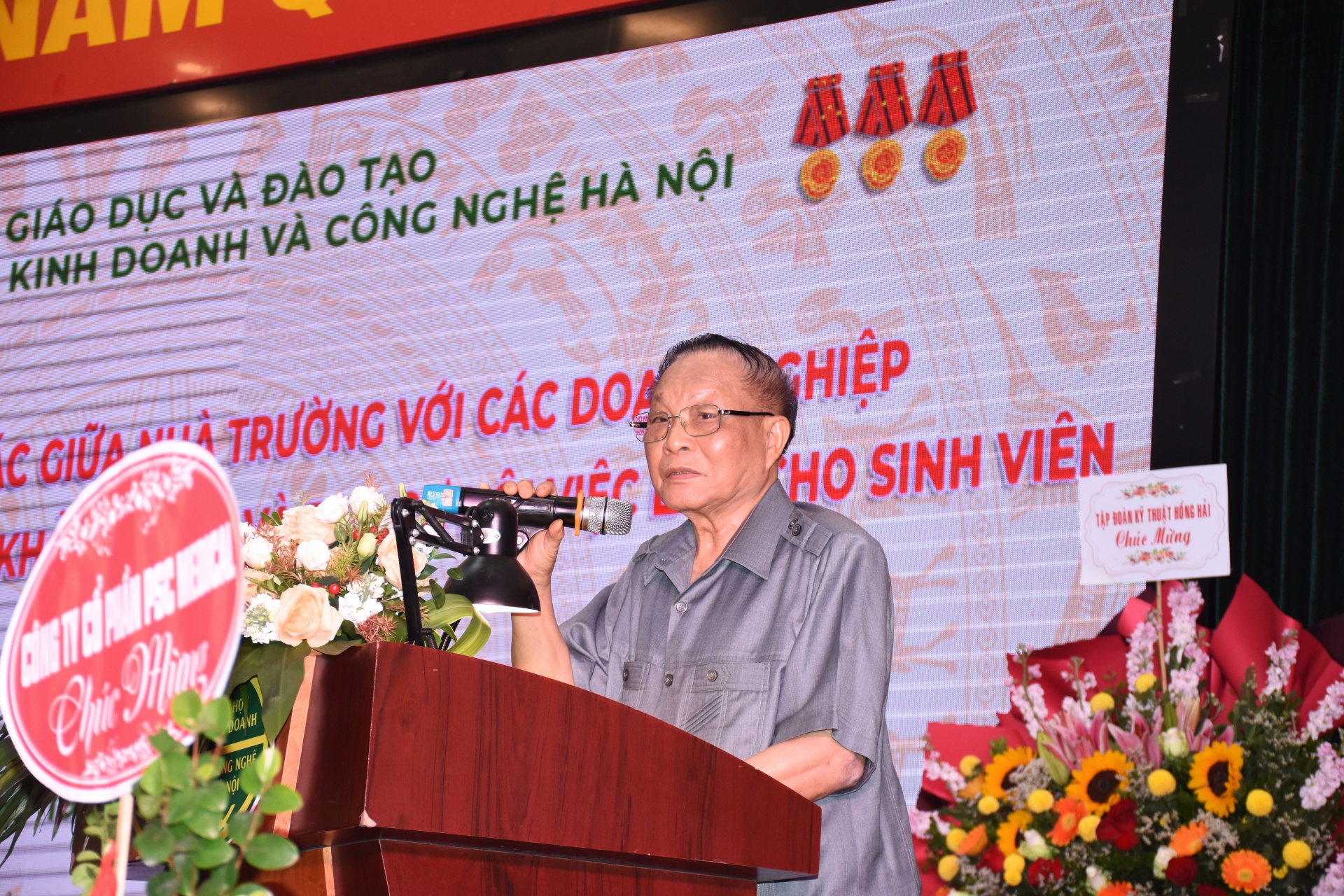 Nhà trường hợp tác với doanh nghiệp tạo việc làm cho sinh viên Nhà trường hợp tác với doanh nghiệp tạo việc làm cho sinh viên