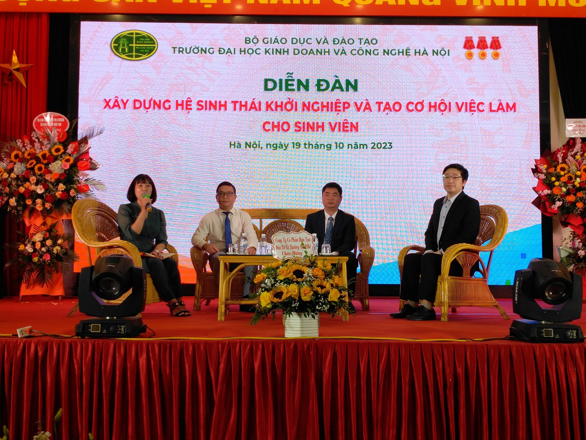 Nhà trường hợp tác với doanh nghiệp tạo việc làm cho sinh viên Nhà trường hợp tác với doanh nghiệp tạo việc làm cho sinh viên