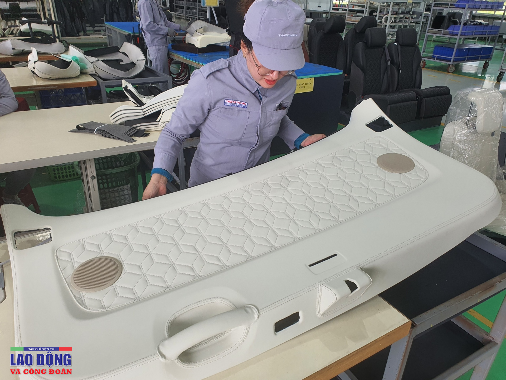 Những người thợ làm "hoa xương rồng" nở rực Những người thợ làm "hoa xương rồng" nở rực