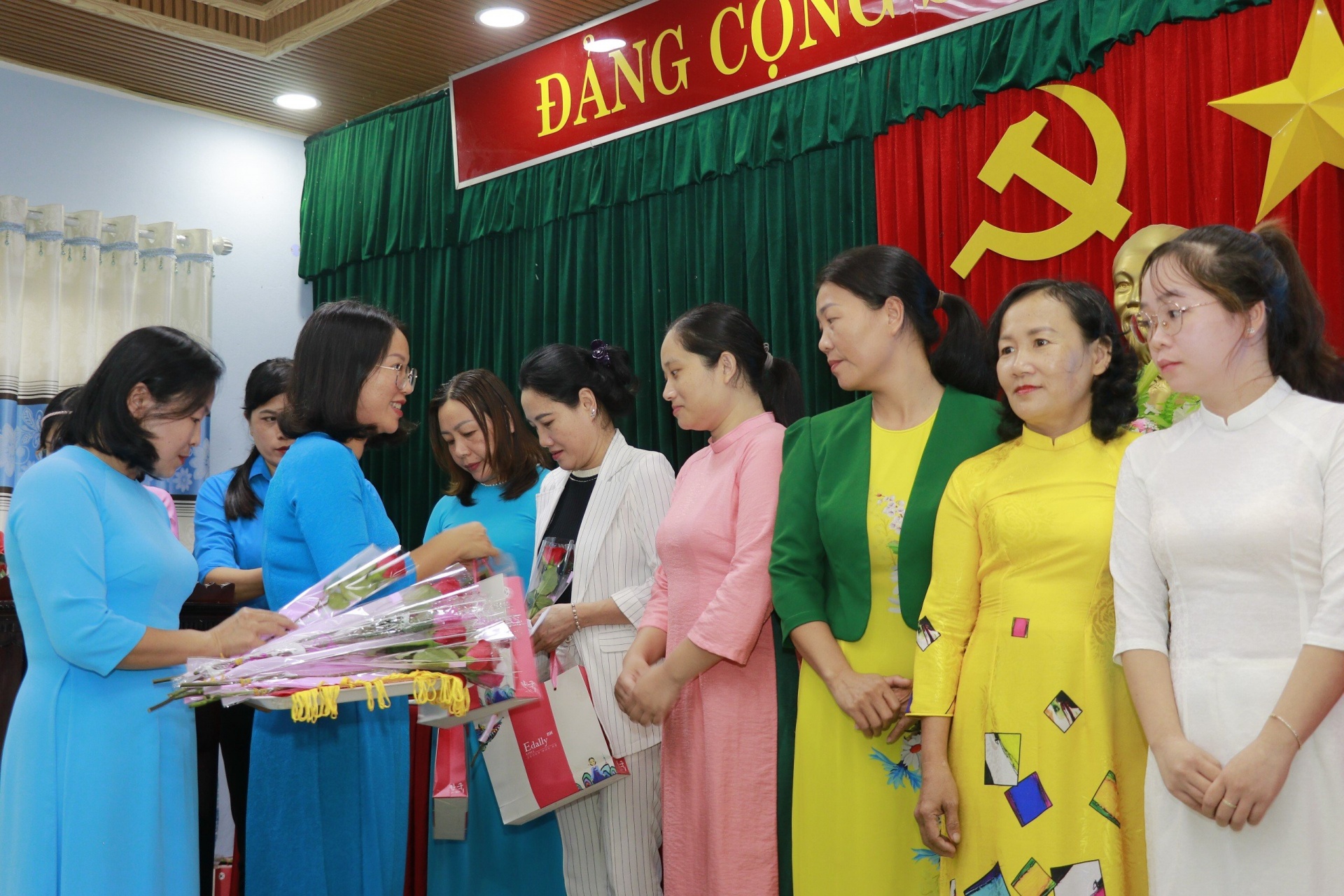 Xã hội hoá các nguồn lực để nâng cao đời sống cho đoàn viên, người lao động Xã hội hoá các nguồn lực để nâng cao đời sống cho đoàn viên, người lao động