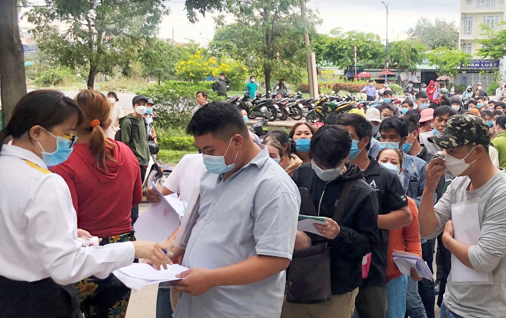 Vì sao công nhân nghỉ việc chờ rút bảo hiểm xã hội một lần?