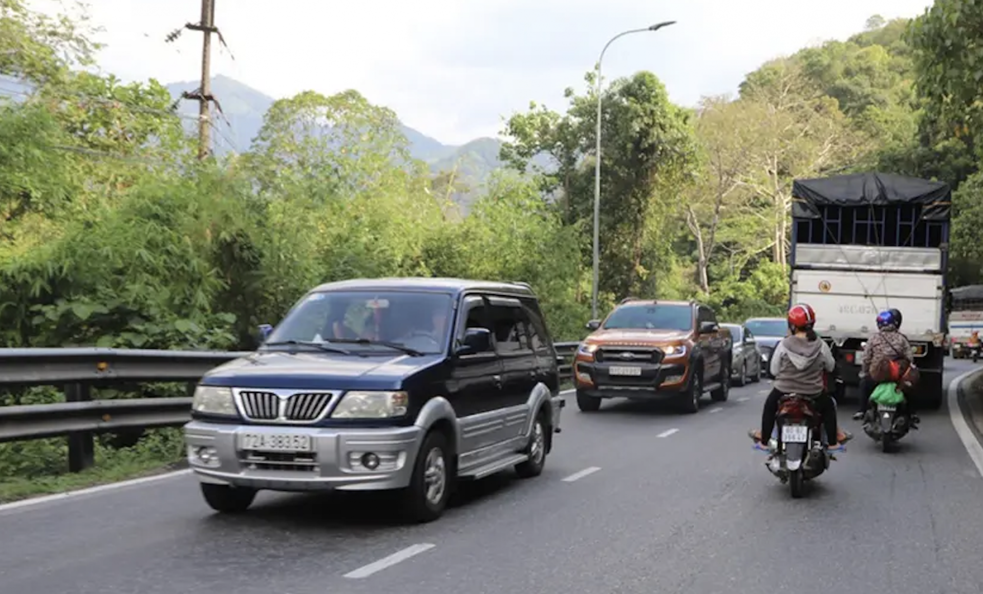 Kinh nghiệm chạy xe máy vượt an toàn trên đường trường