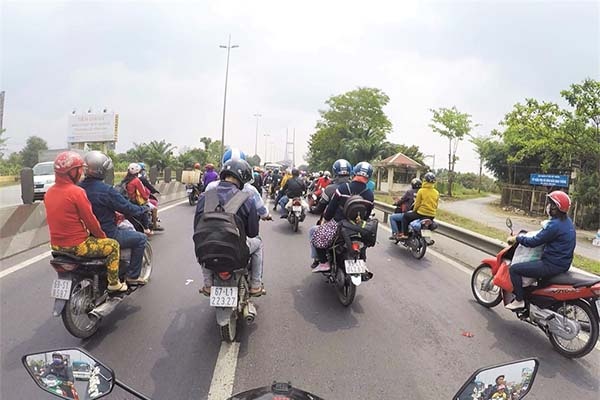 Kinh nghiệm chạy xe máy vượt an toàn trên đường trường