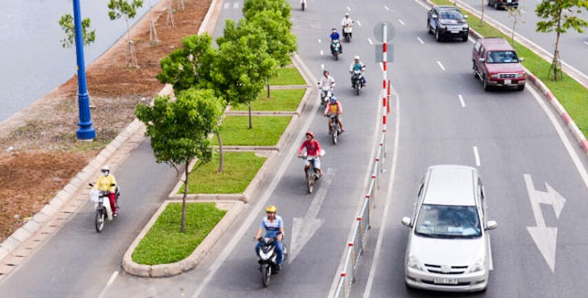 Kinh nghiệm chạy xe máy vượt an toàn trên đường trường