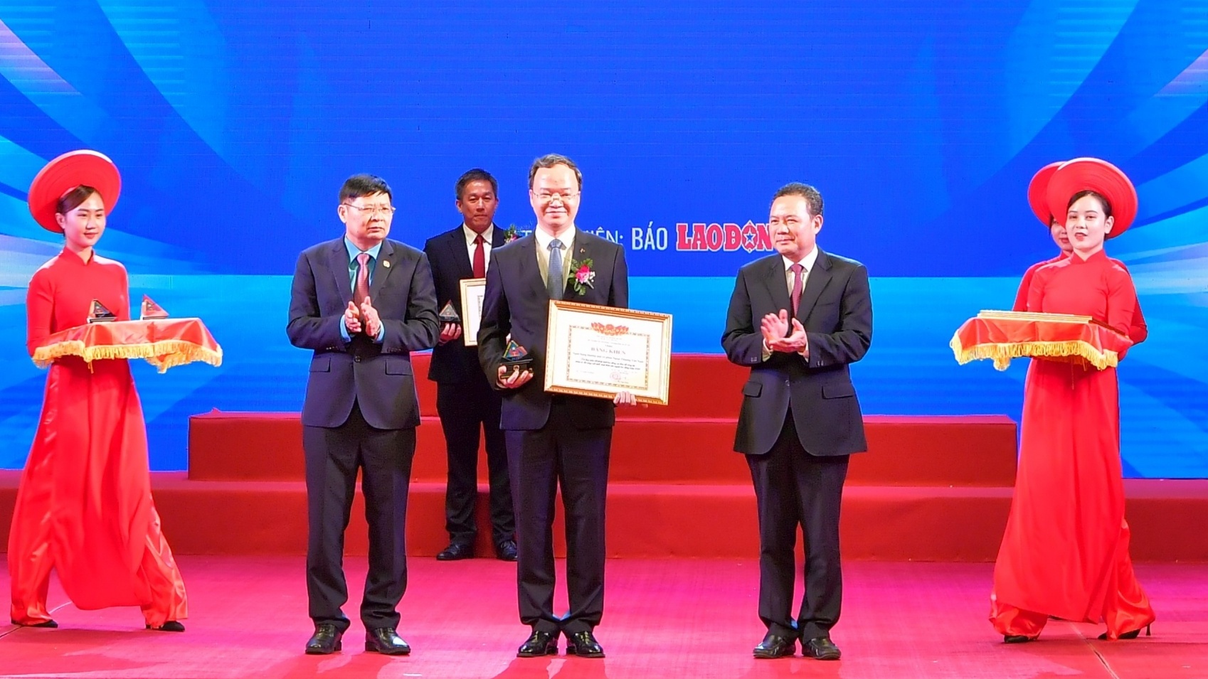 Vietcombank nhận Bằng khen “Doanh nghiệp tiêu biểu vì người lao động”