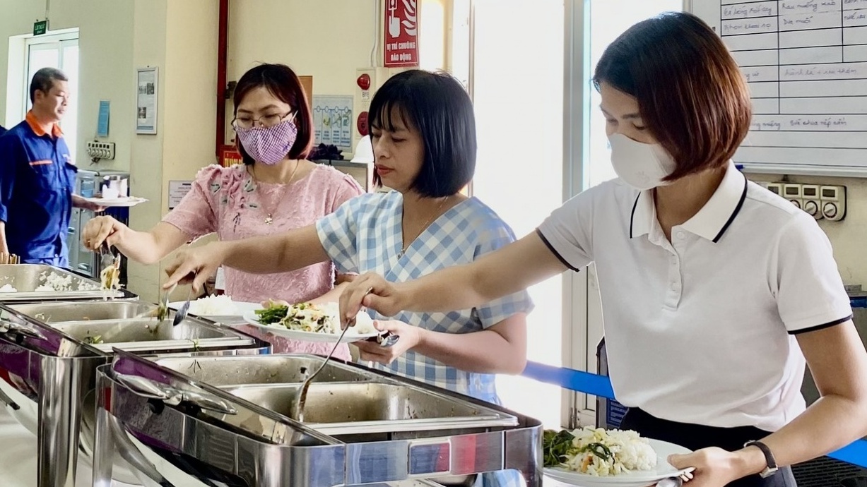 "Cơm nhà có khi không ngon như cơm ca!"