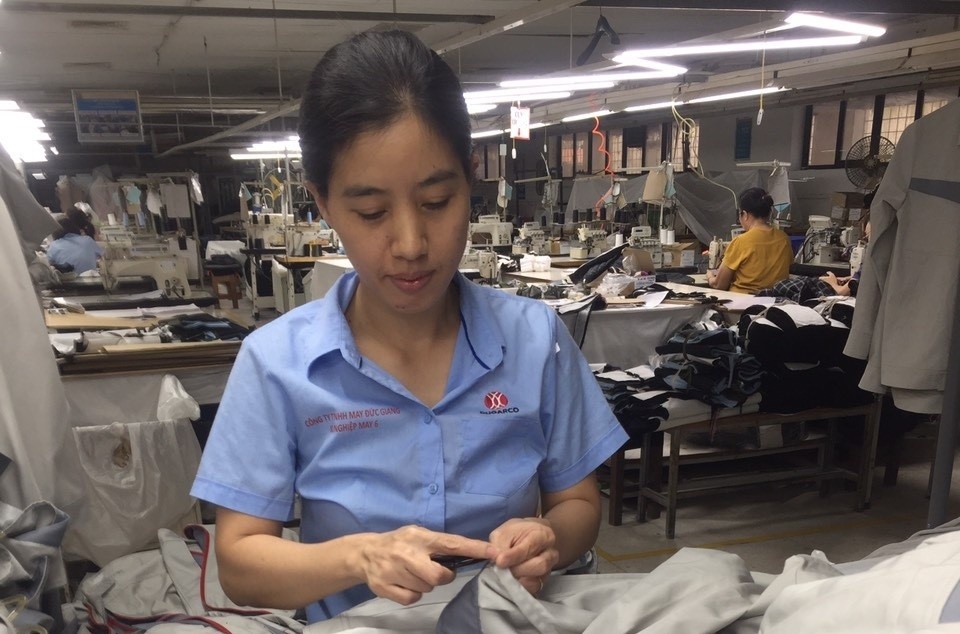 Niềm vui công nhân khi được hỗ trợ thẻ BHYT cho người thân