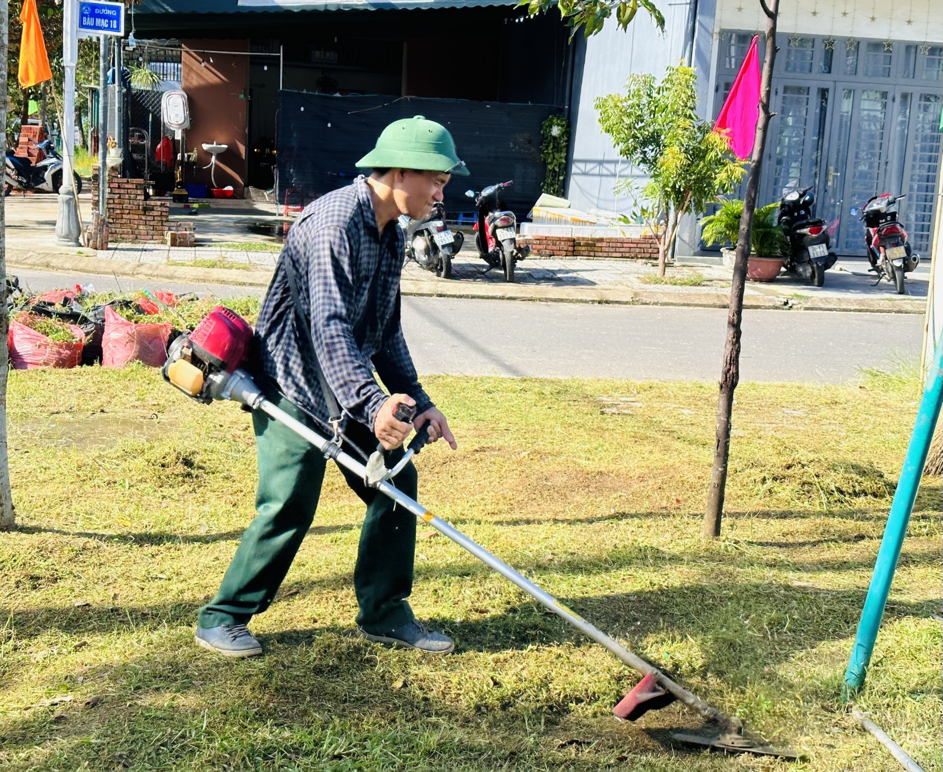 Đà Nẵng: Hàng trăm công nhân lao động hưởng ứng “Chiến dịch làm cho thế giới sạch hơn”