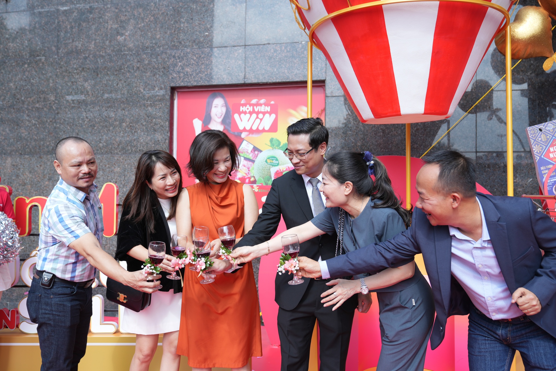 Đông đảo khách hàng dự “khai tiệc” mừng sinh nhật WinMart 9 tuổi