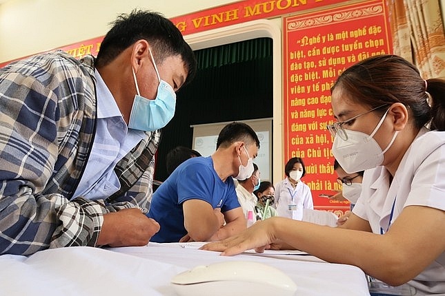 Tổ chức khám sức khỏe cho công nhân bị bụi phổi tại Công ty sản xuất bột đá Tổ chức khám sức khỏe cho công nhân bị bụi phổi tại Công ty sản xuất bột đá