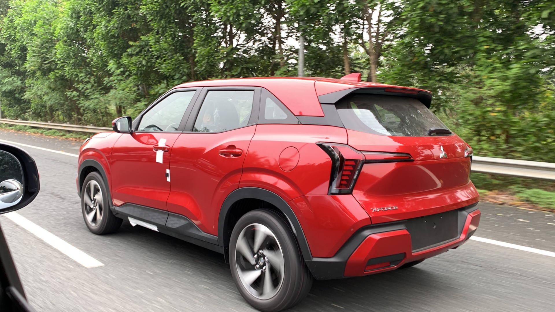 Bắt gặp Mitsubishi Xforce lăn bánh tại Hà Nội Bắt gặp Mitsubishi Xforce lăn bánh tại Hà Nội