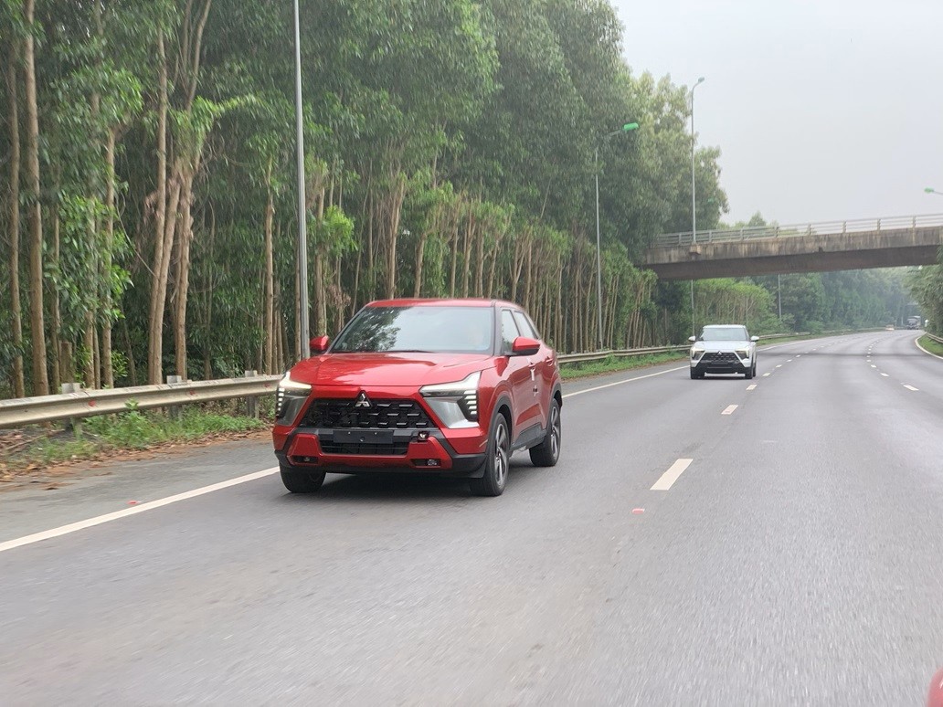Bắt gặp Mitsubishi Xforce lăn bánh tại Hà Nội Bắt gặp Mitsubishi Xforce lăn bánh tại Hà Nội