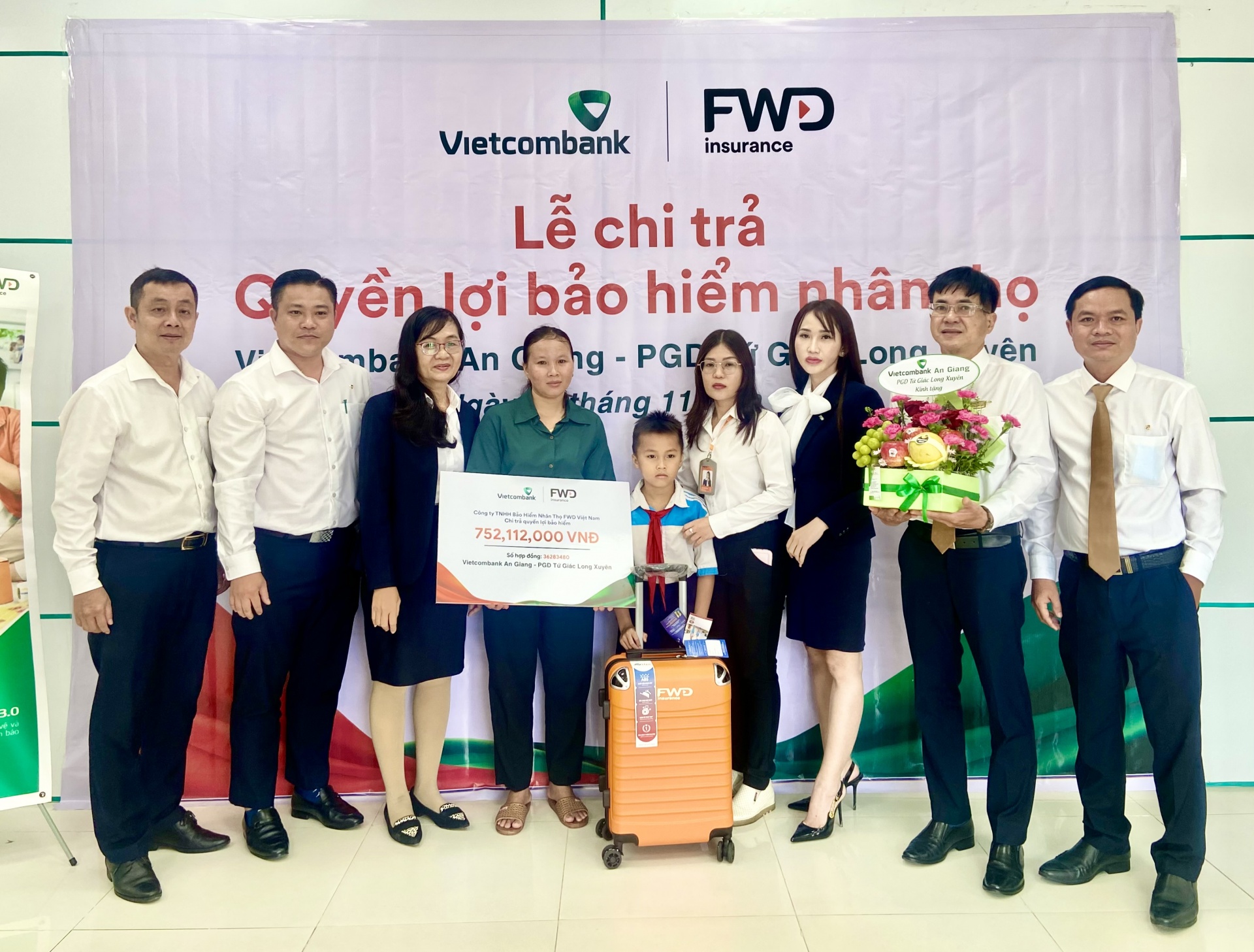 Đại diện Vietcombank An Giang, bà Dương Thoại Uyên - Phó Giám đốc (thứ 3 từ trái sang) cùng đại diện các tổ chức đoàn thể chi nhánh trao bảng chi trả quyền lợi bảo hiểm cho khách hàng