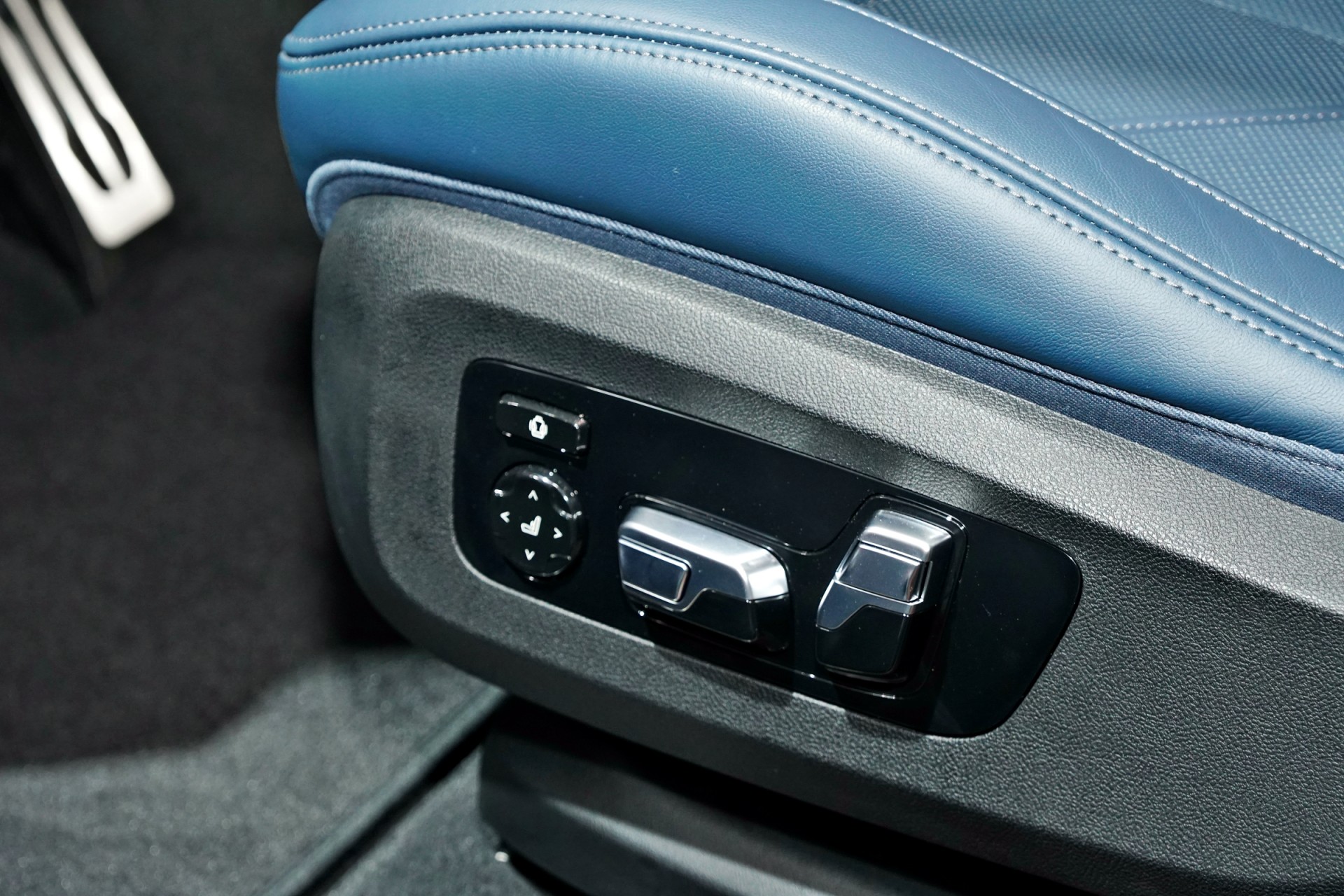 Cận cảnh SUV hiệu năng cao BMW XM 2024 giá 10,9 tỷ đồng