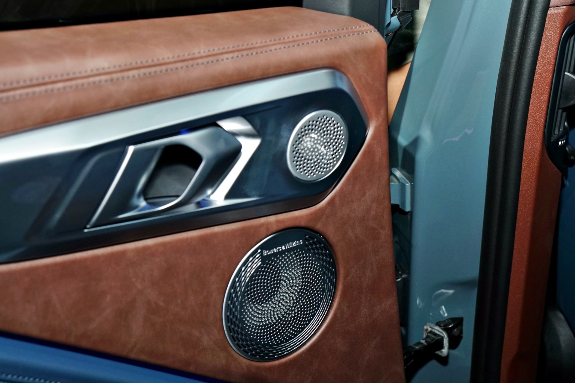 Cận cảnh SUV hiệu năng cao BMW XM 2024 giá 10,9 tỷ đồng