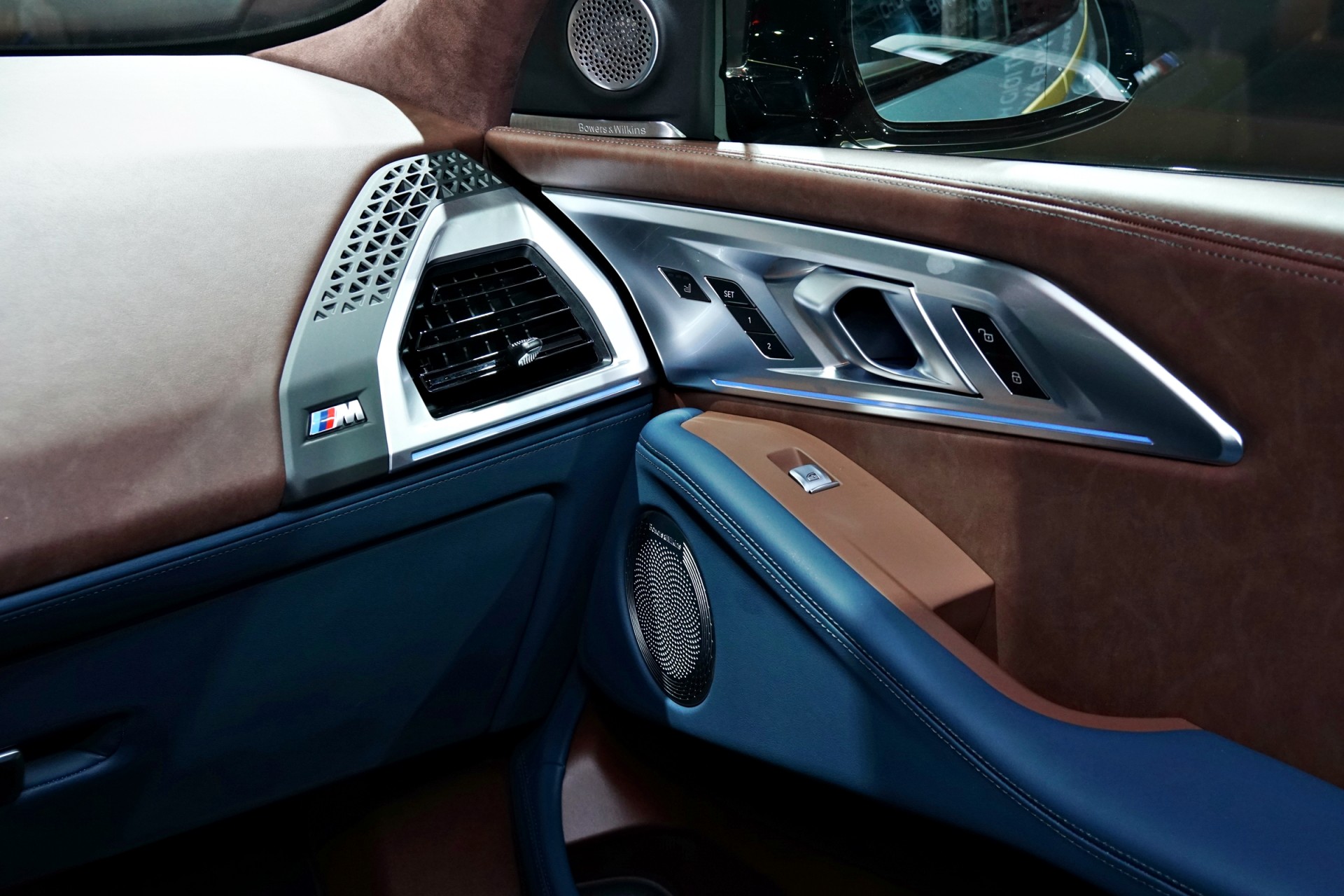 Cận cảnh SUV hiệu năng cao BMW XM 2024 giá 10,9 tỷ đồng