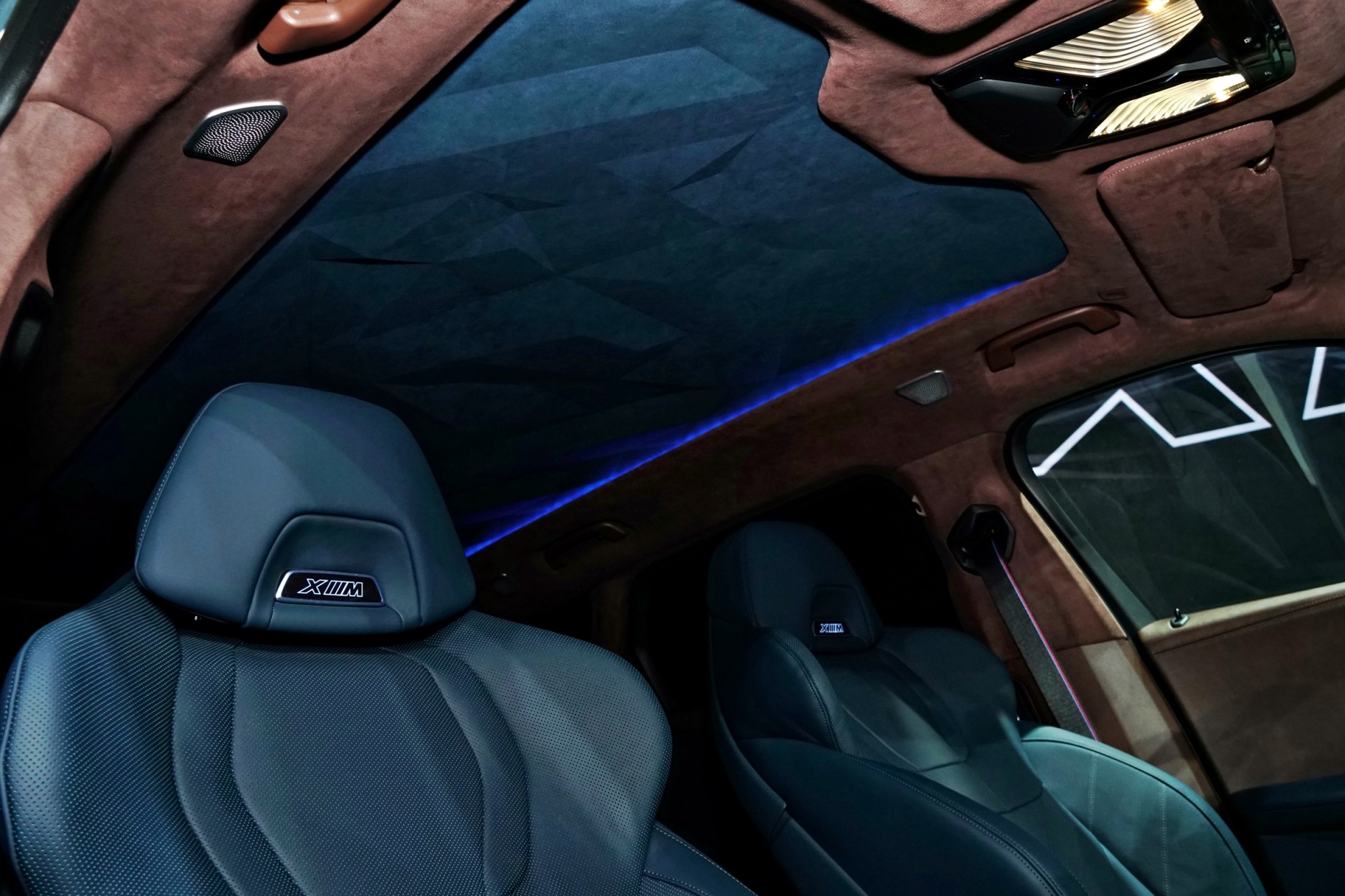 Cận cảnh SUV hiệu năng cao BMW XM 2024 giá 10,9 tỷ đồng