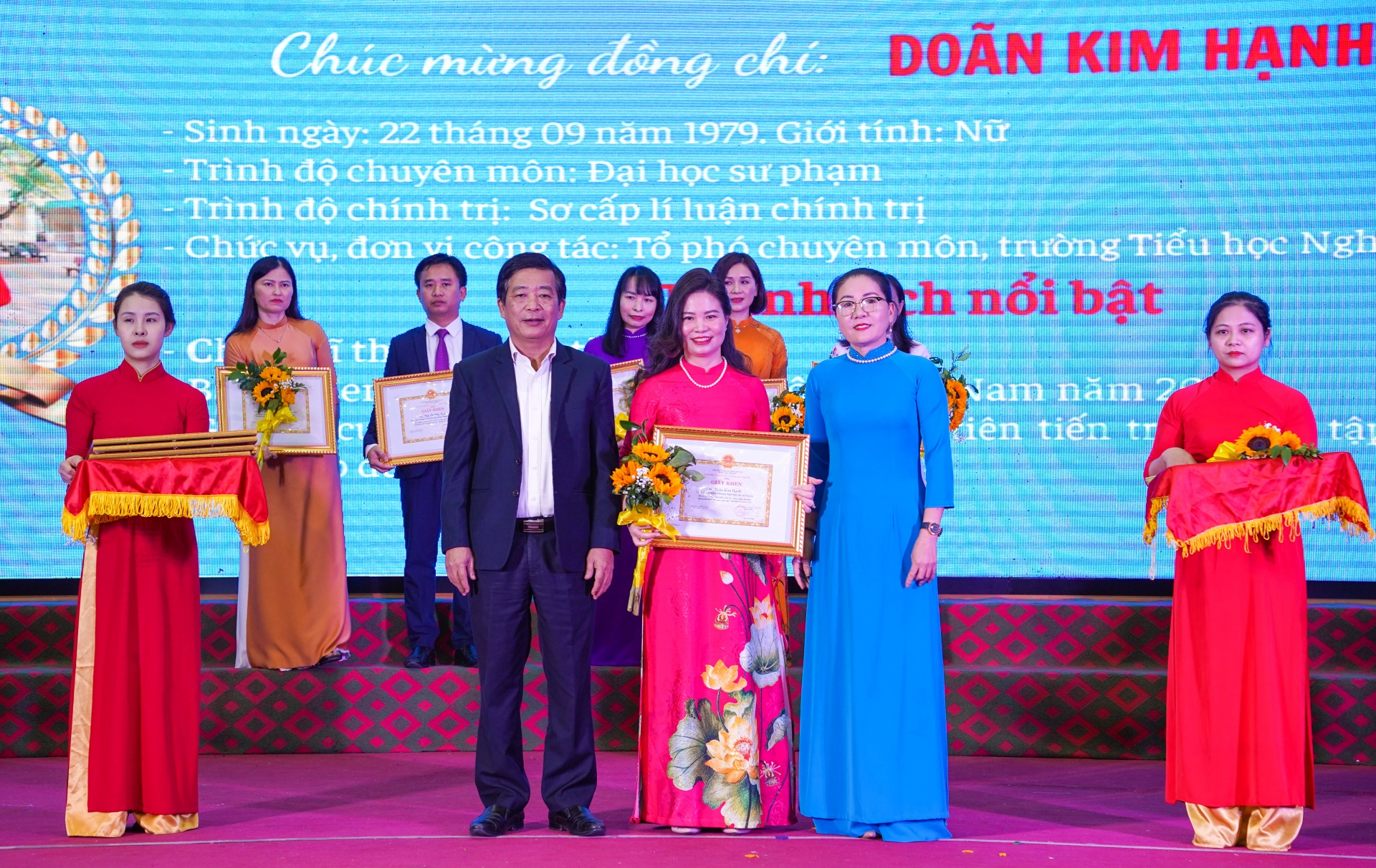 Công đoàn ngành Giáo dục Nghệ An trao giải thưởng cho 24 nhà giáo ưu tú Công đoàn ngành Giáo dục Nghệ An trao giải thưởng cho 24 nhà giáo ưu tú