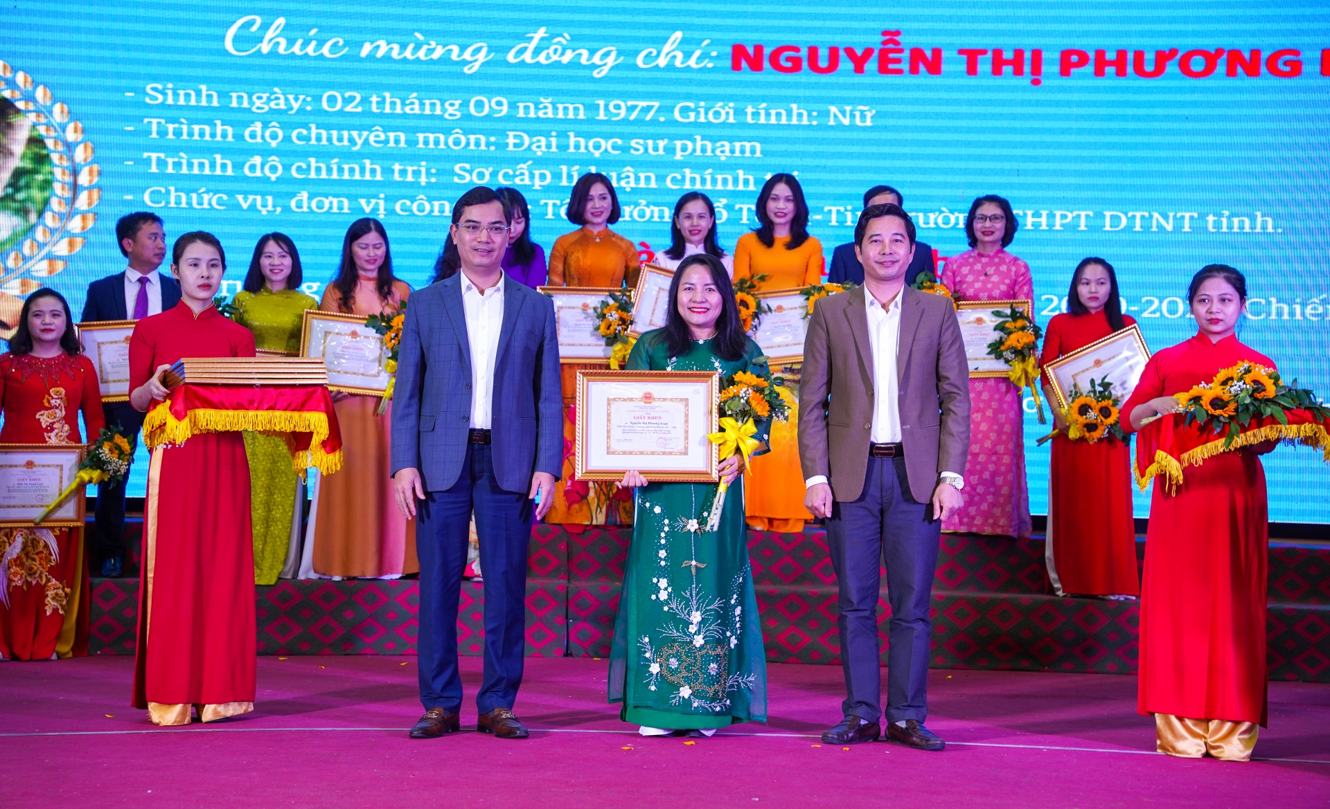 Công đoàn ngành Giáo dục Nghệ An trao giải thưởng cho 24 nhà giáo ưu tú Công đoàn ngành Giáo dục Nghệ An trao giải thưởng cho 24 nhà giáo ưu tú