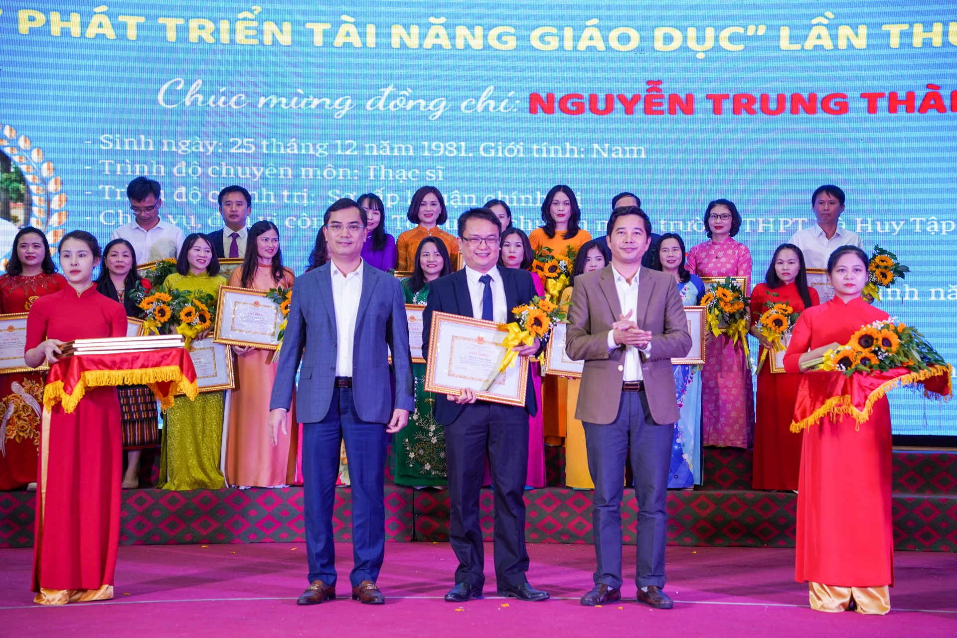 Công đoàn ngành Giáo dục Nghệ An trao giải thưởng cho 24 nhà giáo ưu tú Công đoàn ngành Giáo dục Nghệ An trao giải thưởng cho 24 nhà giáo ưu tú