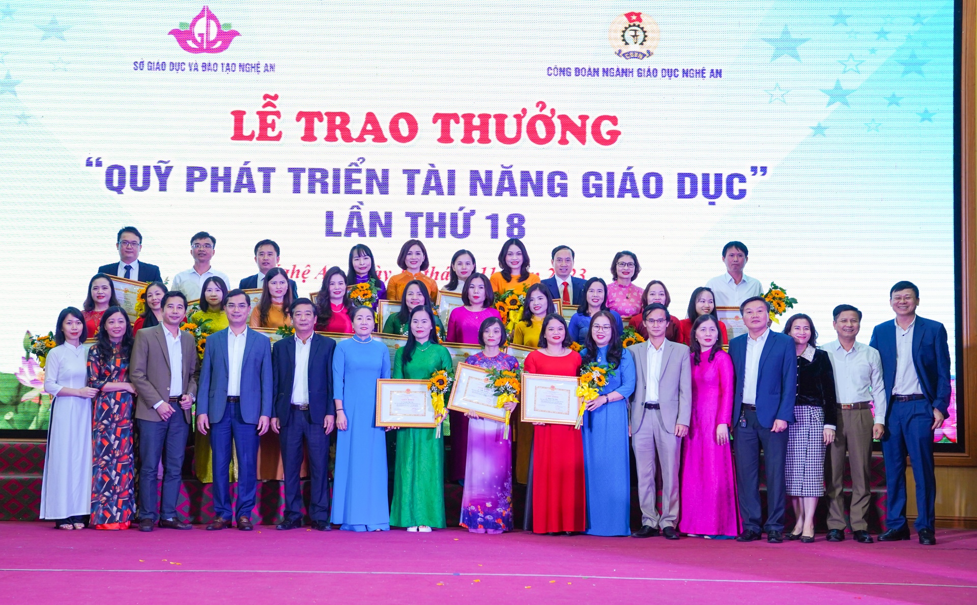 Công đoàn ngành Giáo dục Nghệ An trao giải thưởng cho 24 nhà giáo ưu tú Công đoàn ngành Giáo dục Nghệ An trao giải thưởng cho 24 nhà giáo ưu tú