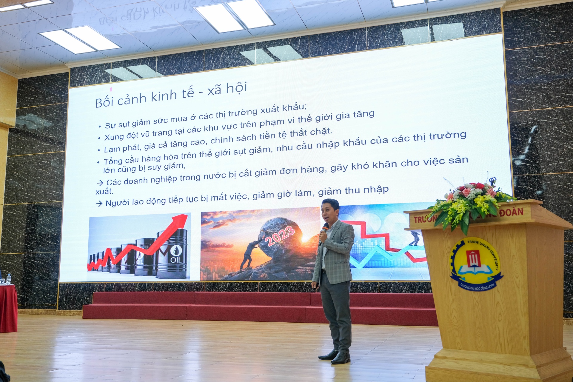 Vai trò của công tác xã hội với người lao động Vai trò của công tác xã hội với người lao động