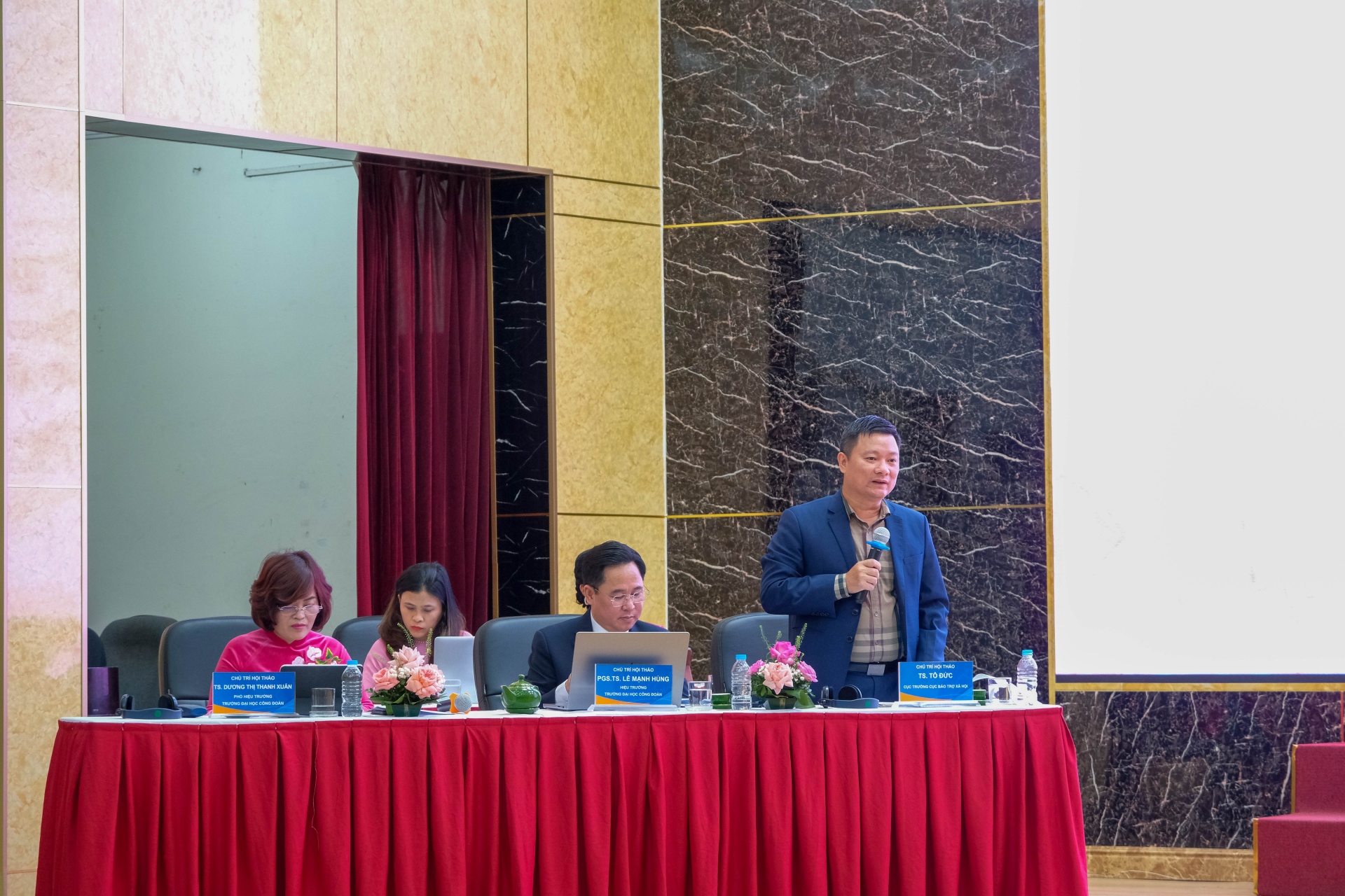 Vai trò của công tác xã hội với người lao động Vai trò của công tác xã hội với người lao động