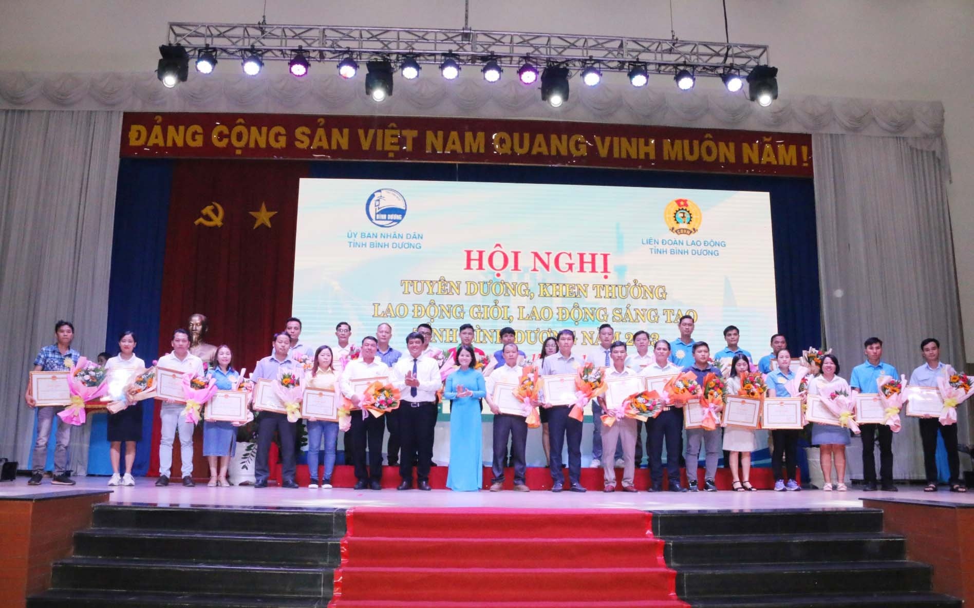 UBND tỉnh Bình Dương vinh danh 253 lao động giỏi UBND tỉnh Bình Dương vinh danh 253 lao động giỏi