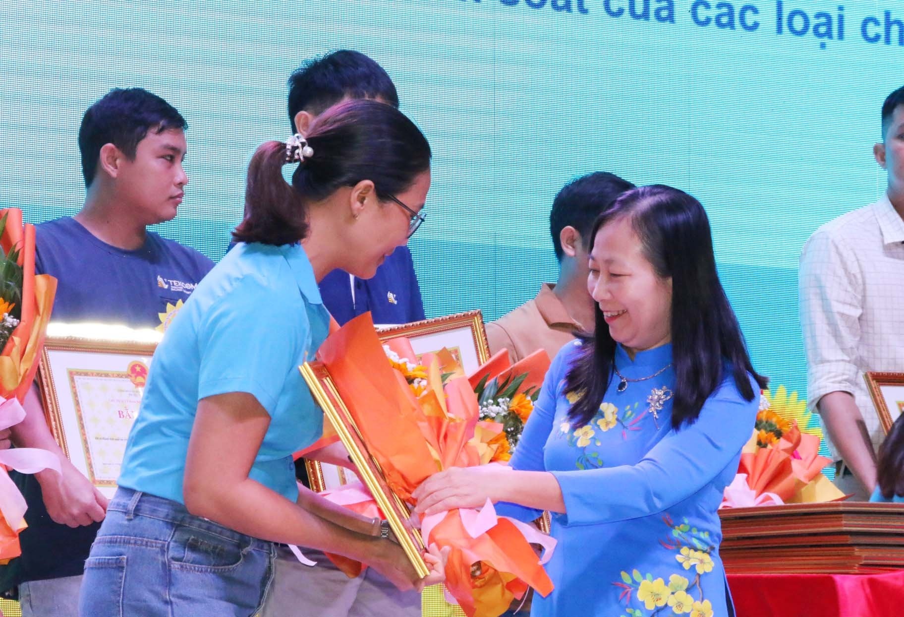 UBND tỉnh Bình Dương vinh danh 253 lao động giỏi UBND tỉnh Bình Dương vinh danh 253 lao động giỏi