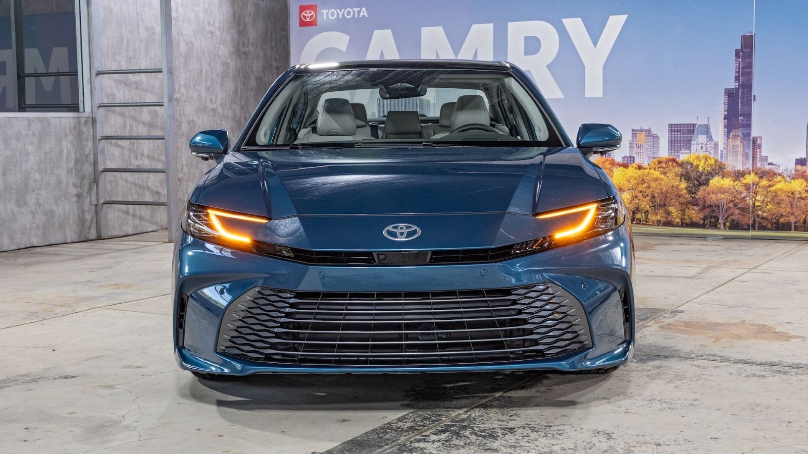 Toyota Camry 2025 ra mắt, chỉ có phiên bản hybrid