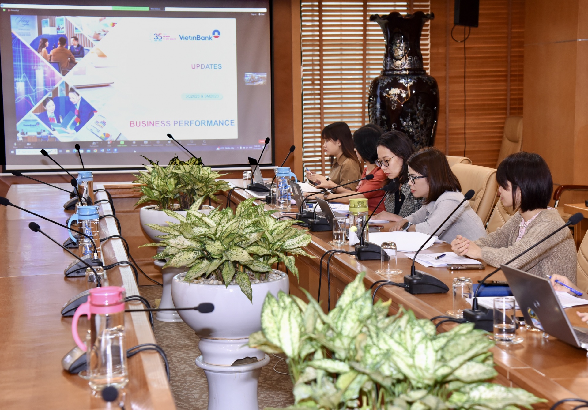 Toàn cảnh Hội nghị cập nhật KQKD 2023 Toàn cảnh Hội nghị cập nhật KQKD 2023