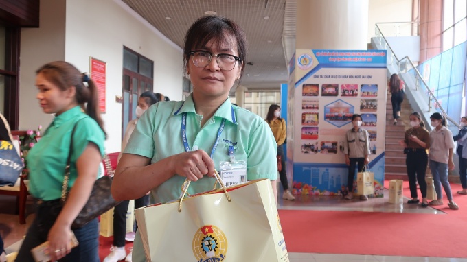 Món quà của công đoàn và niềm vui của nữ công nhân