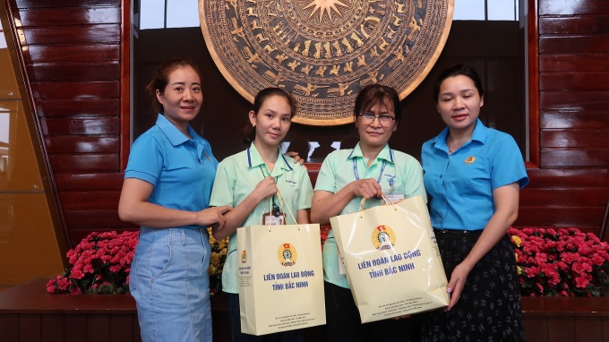 Món quà của Công đoàn và niềm vui của người mẹ công nhân