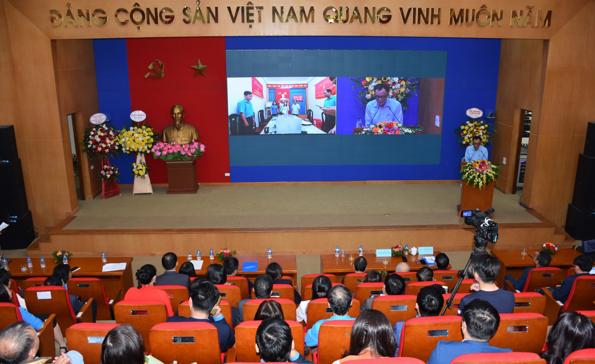 Toàn cảnh lễ kỷ niệm 94 năm Tạp chí Lao động và Công đoàn xuất bản số đầu Toàn cảnh lễ kỷ niệm 94 năm Tạp chí Lao động và Công đoàn xuất bản số đầu