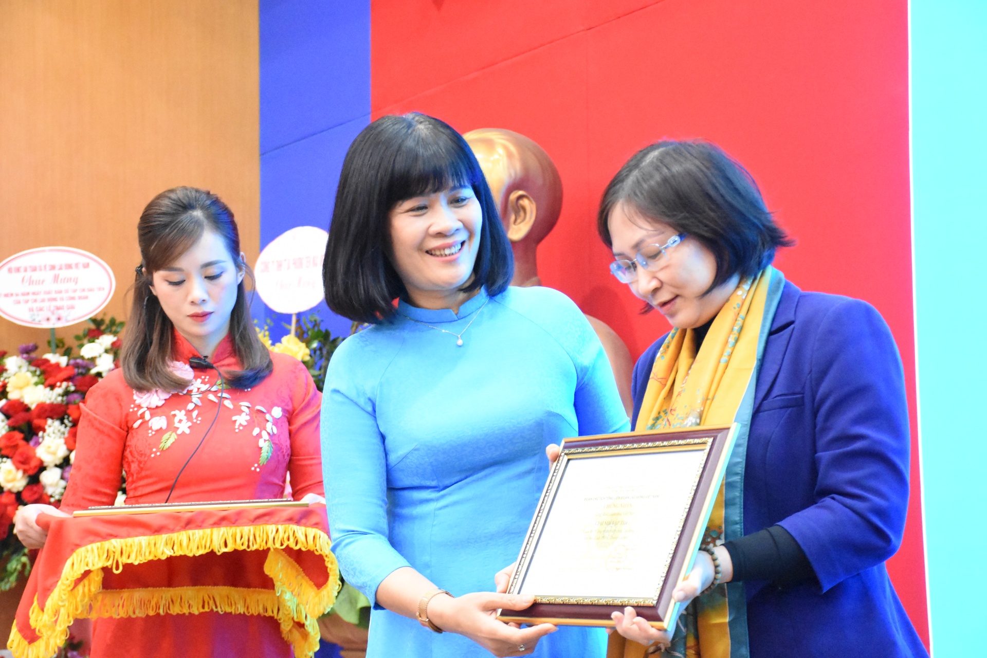 Toàn cảnh lễ kỷ niệm 94 năm Tạp chí Lao động và Công đoàn xuất bản số đầu Toàn cảnh lễ kỷ niệm 94 năm Tạp chí Lao động và Công đoàn xuất bản số đầu