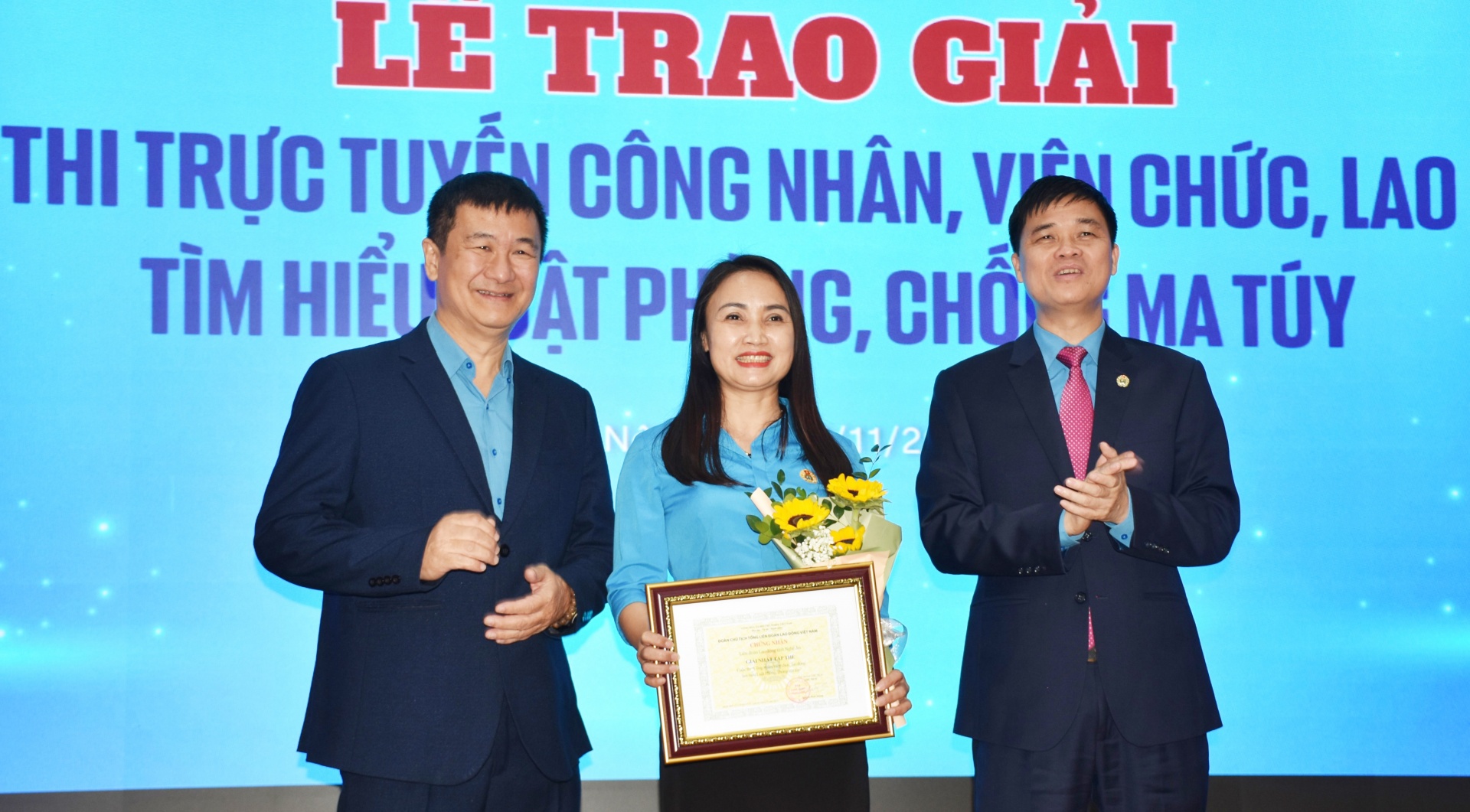 Toàn cảnh lễ kỷ niệm 94 năm Tạp chí Lao động và Công đoàn xuất bản số đầu Toàn cảnh lễ kỷ niệm 94 năm Tạp chí Lao động và Công đoàn xuất bản số đầu