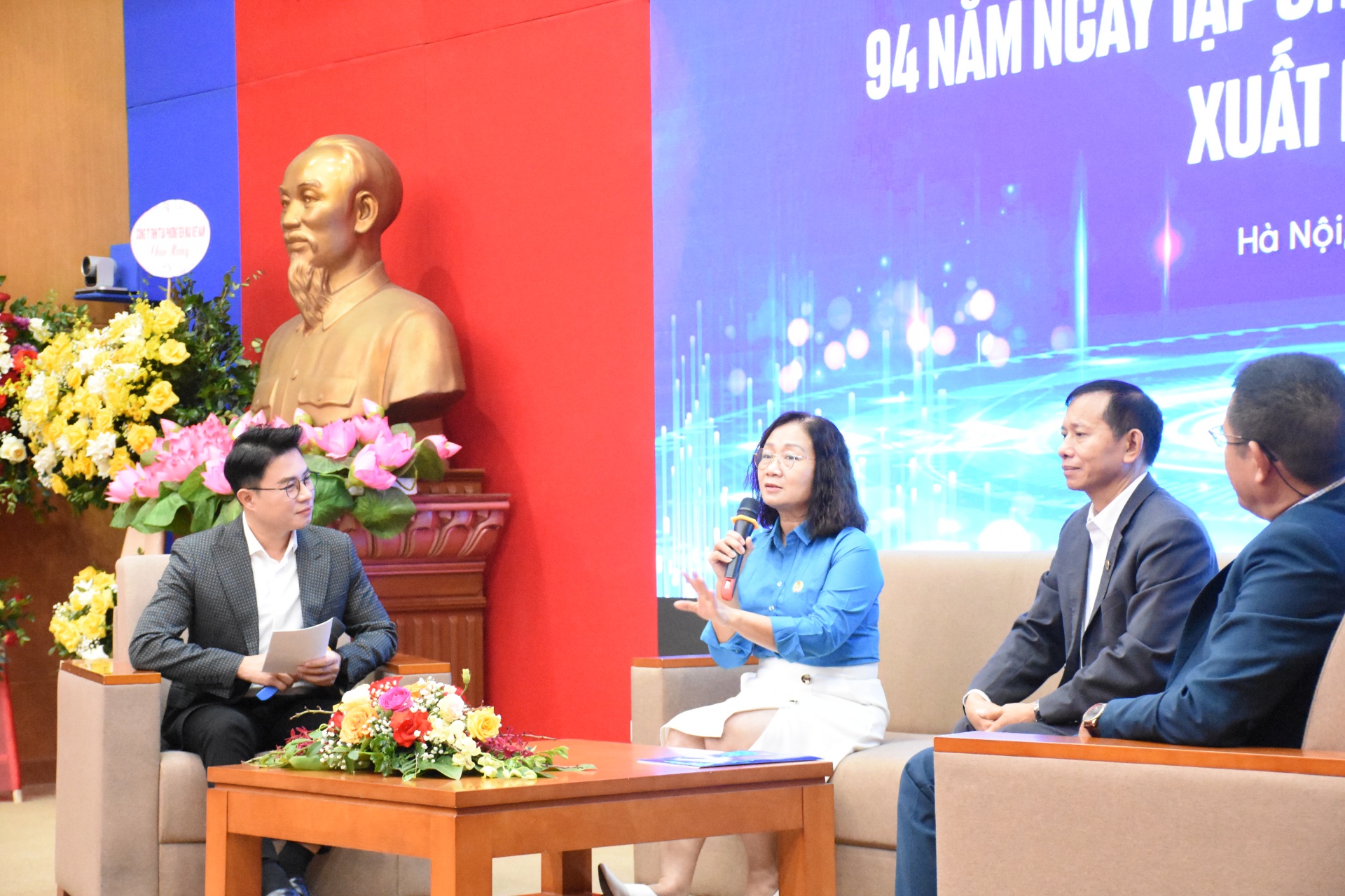 Toàn cảnh lễ kỷ niệm 94 năm Tạp chí Lao động và Công đoàn xuất bản số đầu Toàn cảnh lễ kỷ niệm 94 năm Tạp chí Lao động và Công đoàn xuất bản số đầu