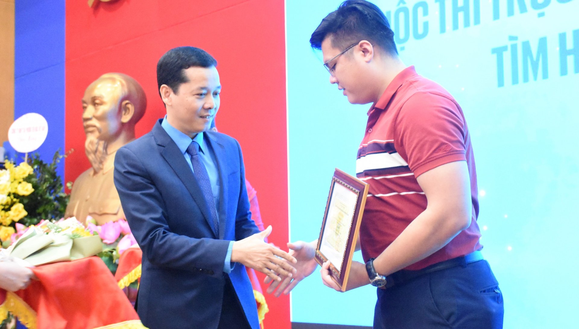 Toàn cảnh lễ kỷ niệm 94 năm Tạp chí Lao động và Công đoàn xuất bản số đầu Toàn cảnh lễ kỷ niệm 94 năm Tạp chí Lao động và Công đoàn xuất bản số đầu