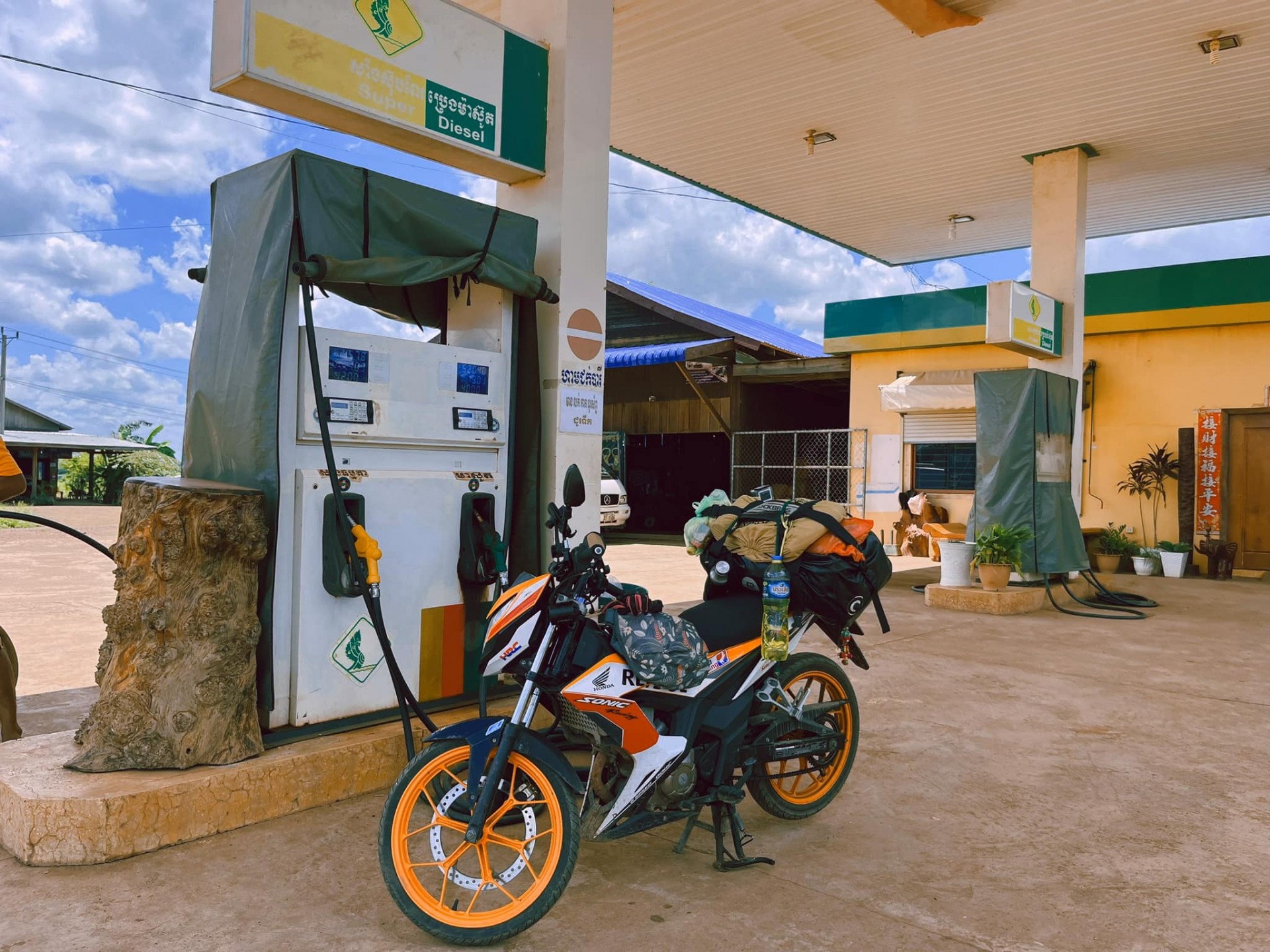 Nữ phượt thủ chạy xuyên Đông Nam Á:' Chỉ phượt bằng ô tô khi không đủ sức lái xe máy nữa'