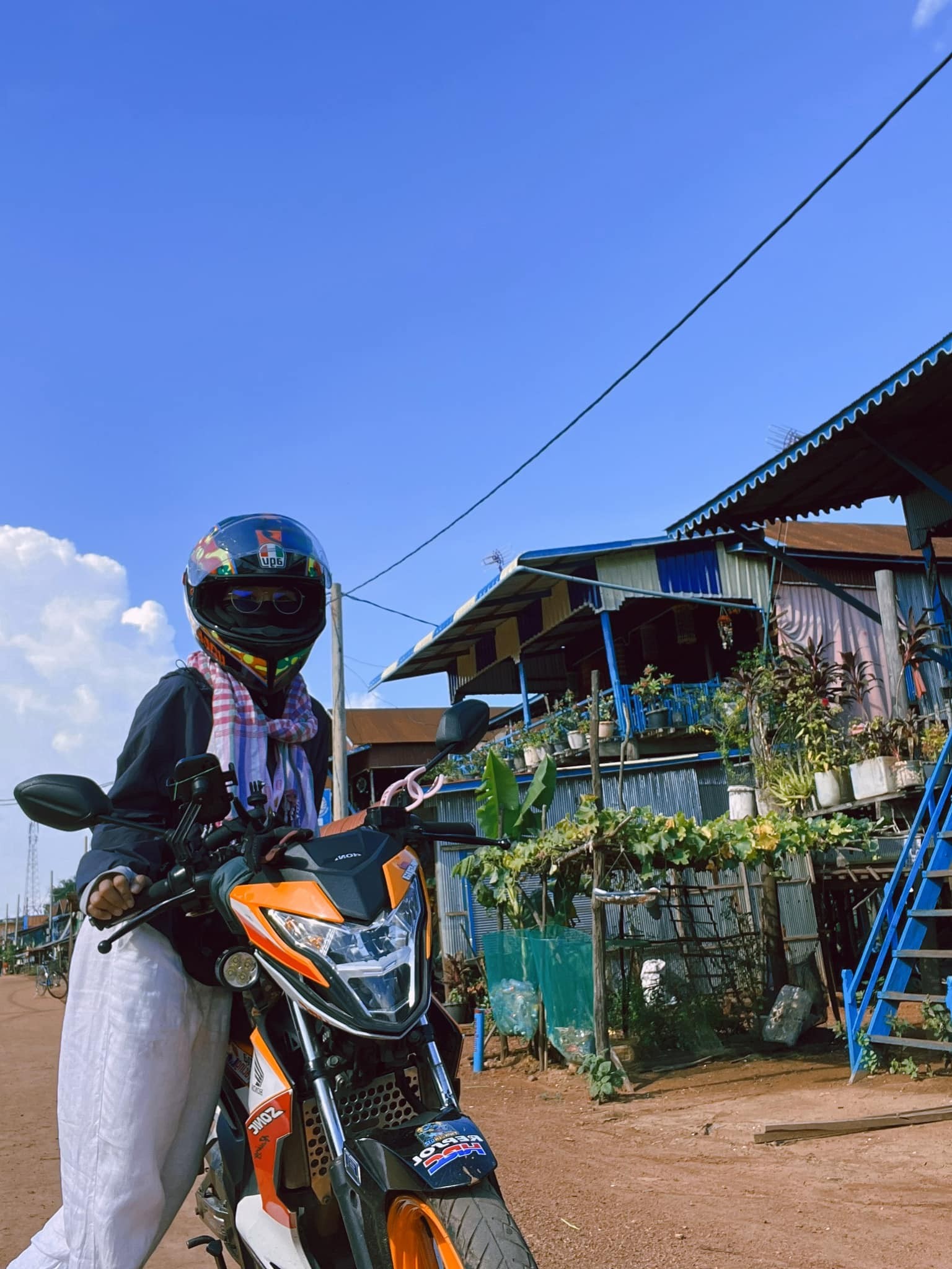 Nữ phượt thủ chạy xuyên Đông Nam Á:' Chỉ phượt bằng ô tô khi không đủ sức lái xe máy nữa'