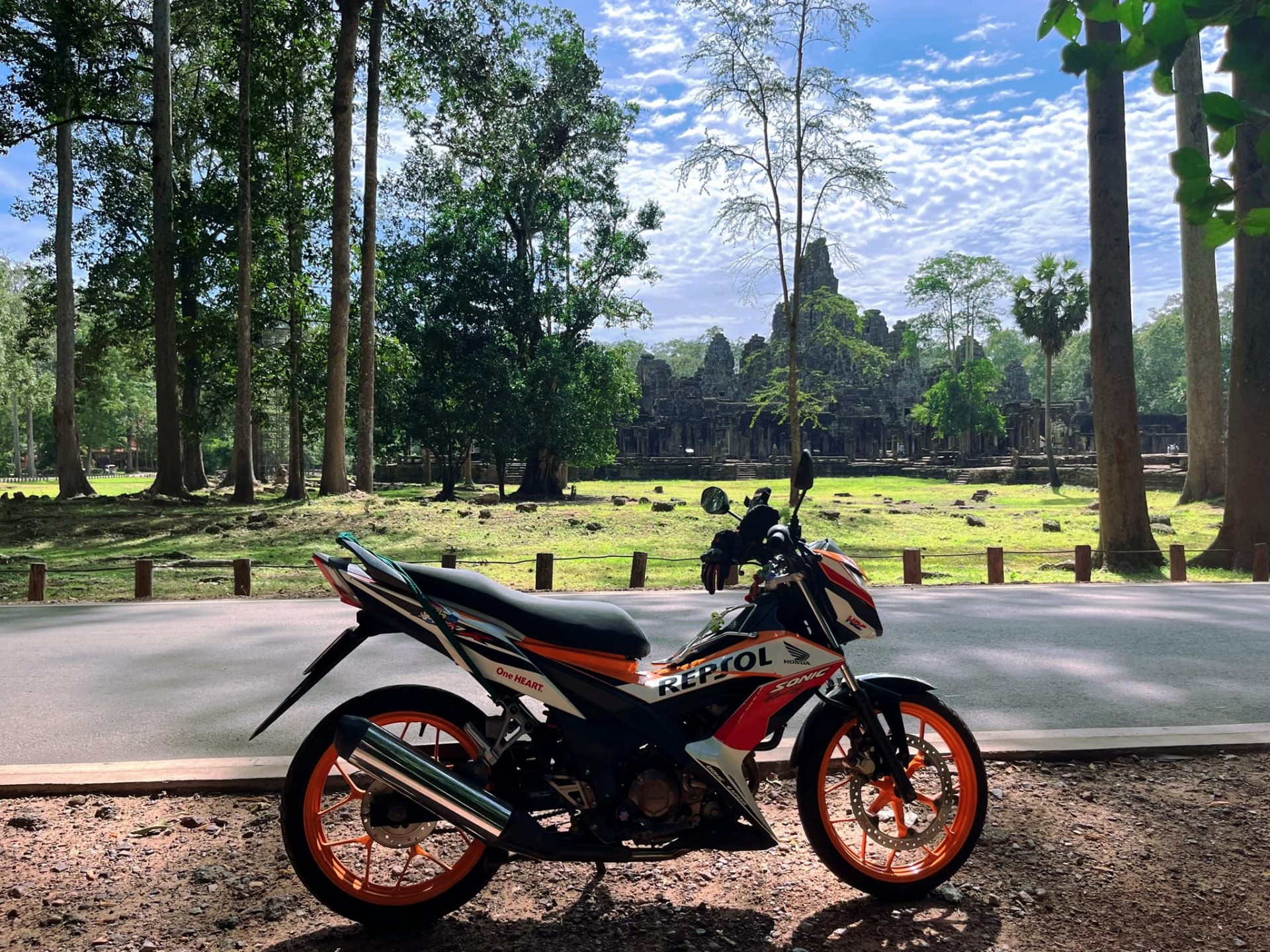 Nữ phượt thủ chạy xuyên Đông Nam Á:' Chỉ phượt bằng ô tô khi không đủ sức lái xe máy nữa'