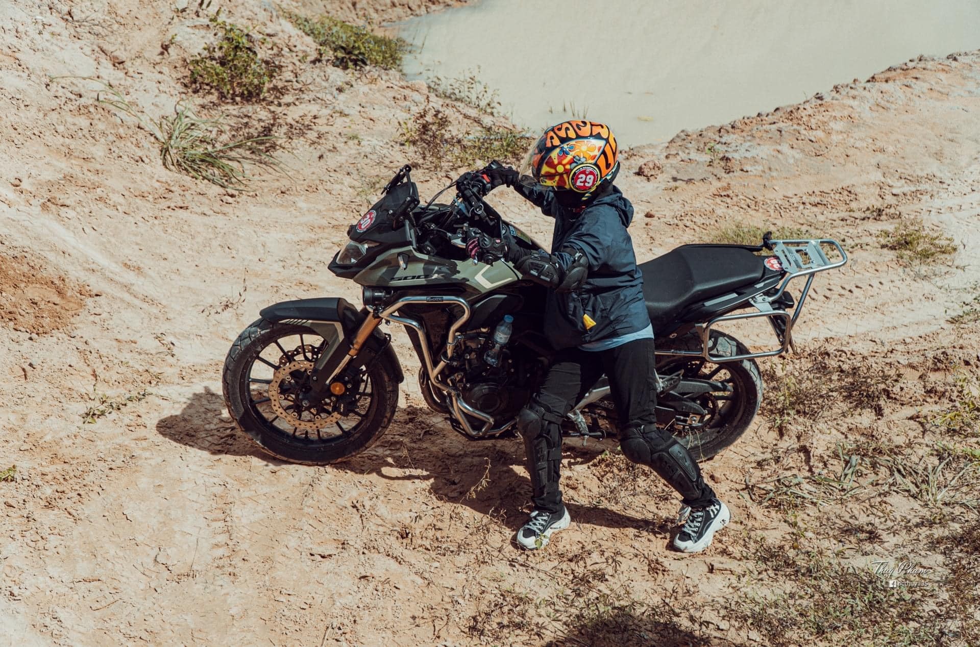 Nữ phượt thủ chạy xuyên Đông Nam Á:' Chỉ phượt bằng ô tô khi không đủ sức lái xe máy nữa'