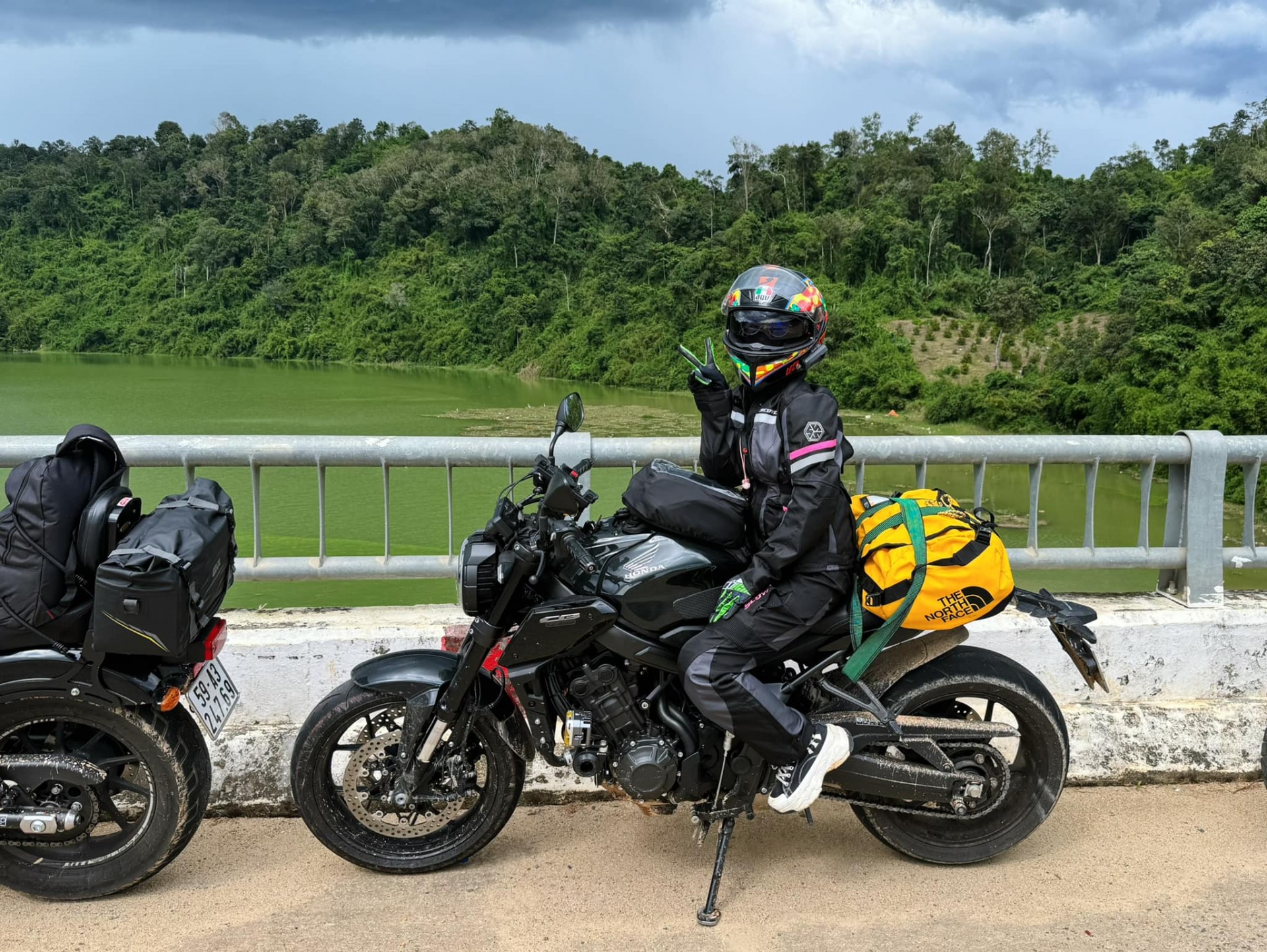 Nữ phượt thủ chạy xuyên Đông Nam Á:' Chỉ phượt bằng ô tô khi không đủ sức lái xe máy nữa'