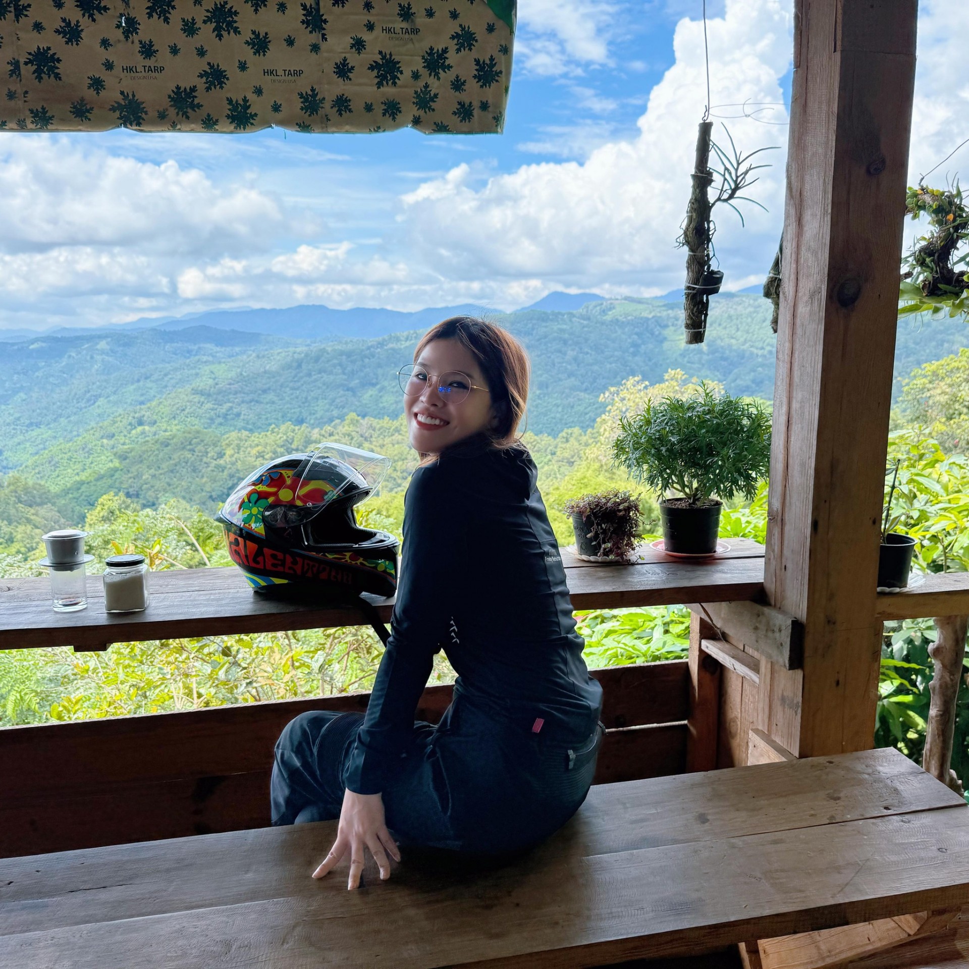 Nữ phượt thủ chạy xuyên Đông Nam Á:' Chỉ phượt bằng ô tô khi không đủ sức lái xe máy nữa'