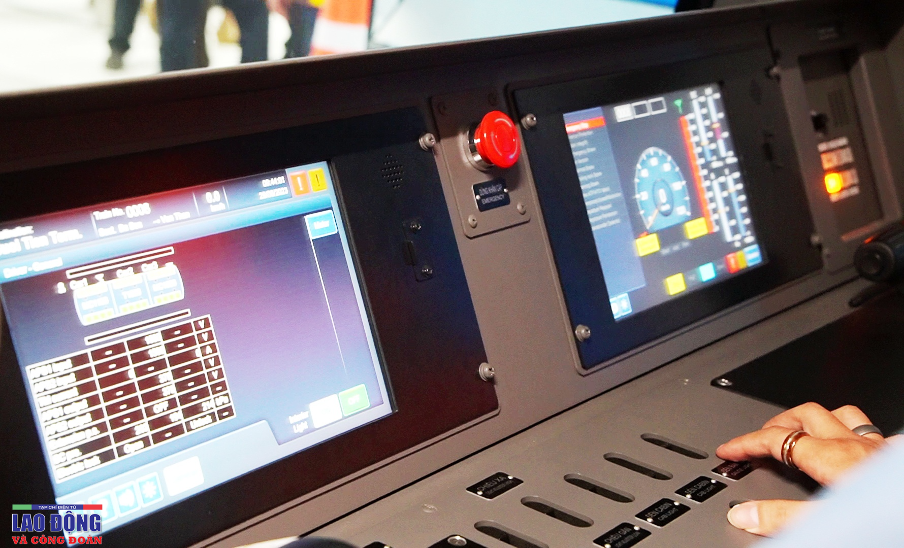 “Bóng hồng” duy nhất trong cabin trên tuyến Metro số 1 “Bóng hồng” duy nhất trong cabin trên tuyến Metro số 1