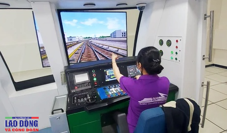 “Bóng hồng” duy nhất trong cabin trên tuyến Metro số 1 “Bóng hồng” duy nhất trong cabin trên tuyến Metro số 1