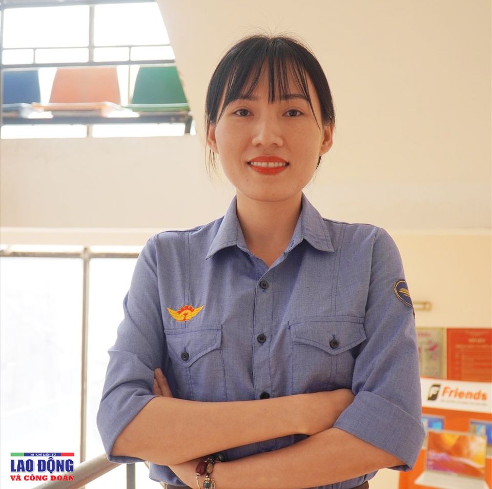 “Bóng hồng” duy nhất trong cabin trên tuyến Metro số 1 “Bóng hồng” duy nhất trong cabin trên tuyến Metro số 1