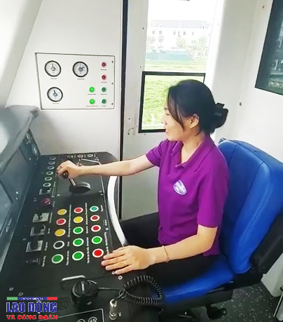 “Bóng hồng” duy nhất trong cabin trên tuyến Metro số 1 “Bóng hồng” duy nhất trong cabin trên tuyến Metro số 1