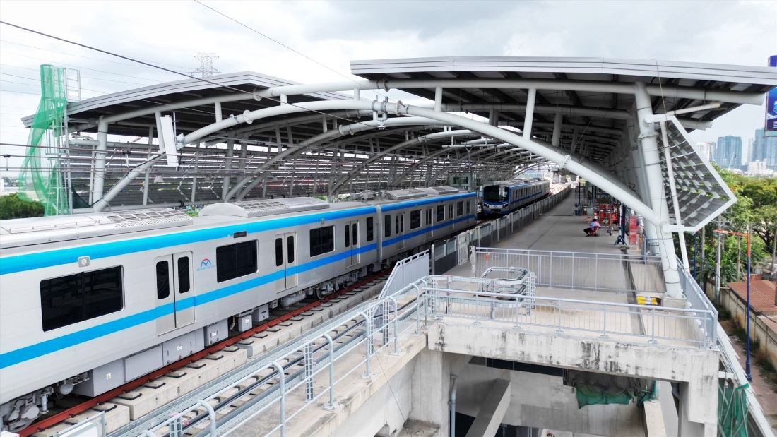 “Bóng hồng” duy nhất trong cabin trên tuyến Metro số 1 “Bóng hồng” duy nhất trong cabin trên tuyến Metro số 1