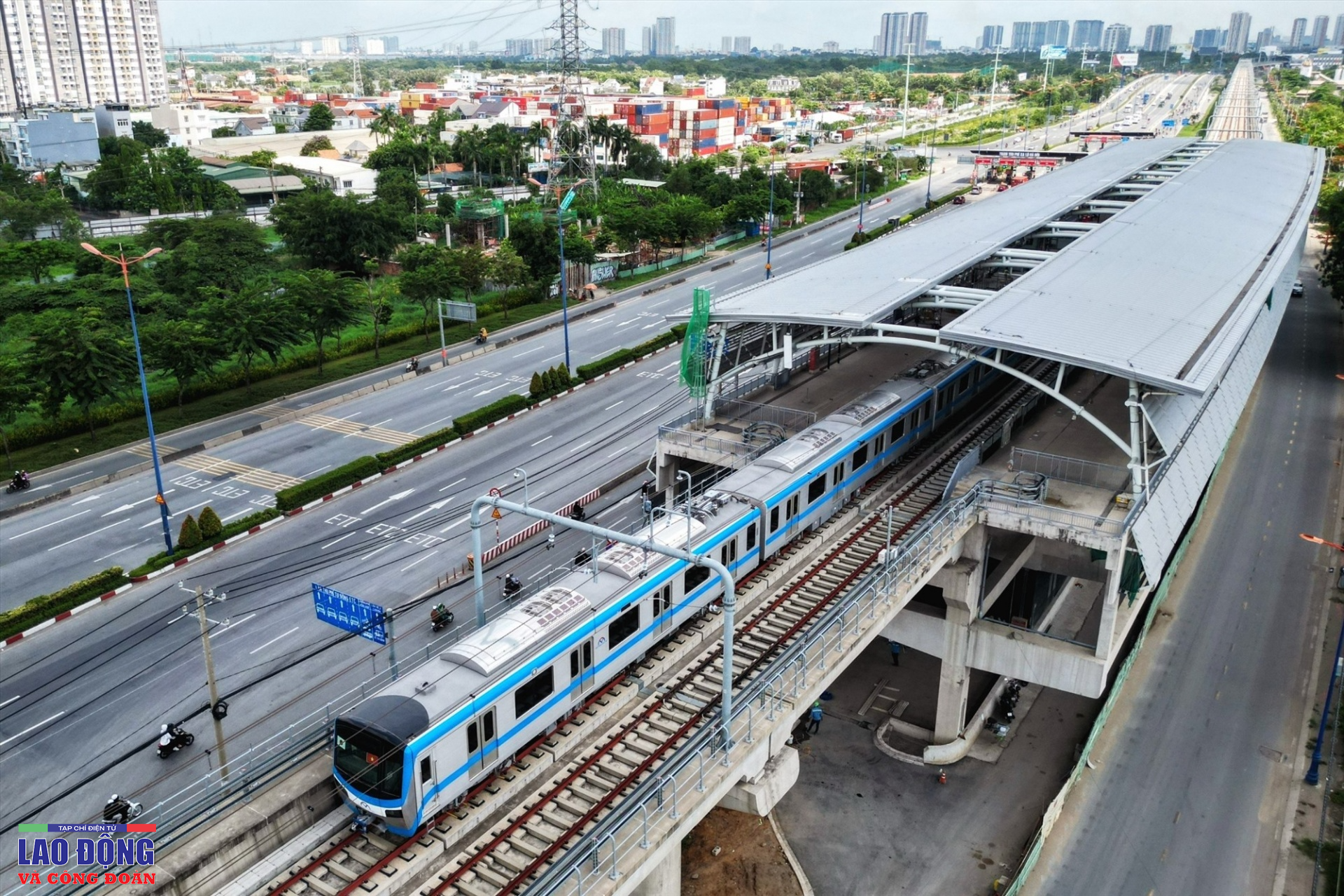 “Bóng hồng” duy nhất trong cabin trên tuyến Metro số 1 “Bóng hồng” duy nhất trong cabin trên tuyến Metro số 1